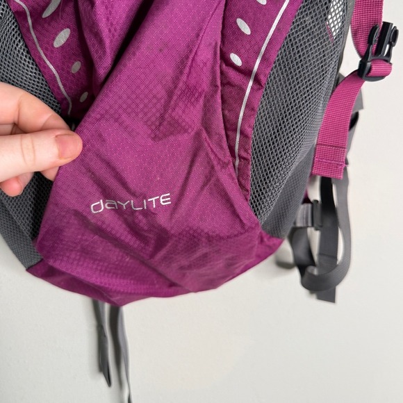 Osprey Unisex Daylite Backpack Purple Gray Hiking Travel School Carry On Bag - Picture 5 of 5